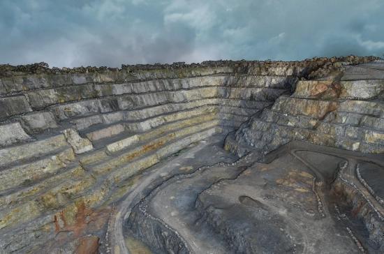 Vue aérienne de 200 hectares modélisés en 3D par photogrammétrie avec un drone DJI Mavic 3E RTK, idéal pour l’analyse des sites miniers et carrières.